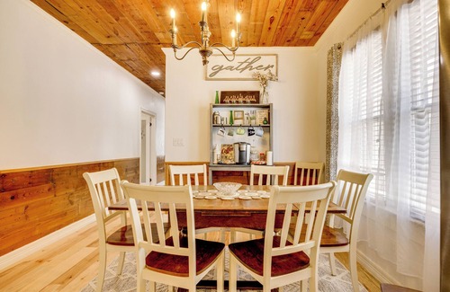 New Braunfels Cottage | 1 Mi to Landa Park: New Braunfels Home w/Patio!