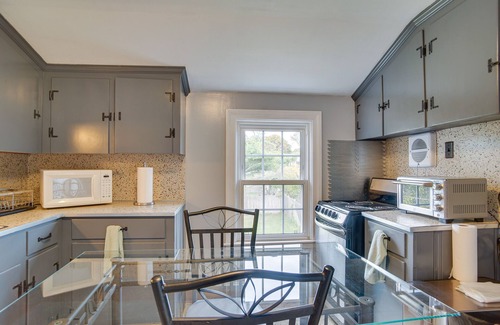South Yarmouth Apartment | 1 Mi to Windmill Beach: South Yarmouth Apt!