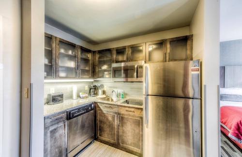 Columbus Apartment | 1 Mile from The Ohio State University | Heated Indoor Pool + 24 Hour Business Center