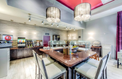 Columbus Apartment | 1 Mile from The Ohio State University | Heated Indoor Pool + 24 Hour Business Center