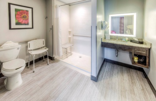 Columbus Apartment | 1 Mile from The Ohio State University | Heated Indoor Pool + 24 Hour Business Center