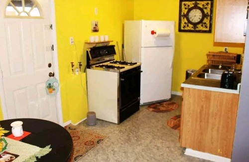 Downtown Indianapolis House | 1 min Walk to Downtown, Free Parking, Pets OK