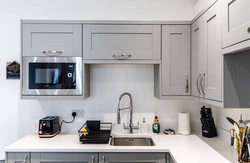 Aberdulais House | 1-min walk to High St, 3-min to Mumbles beach