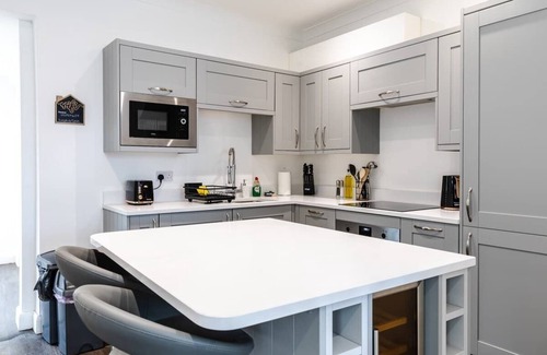 Aberdulais House | 1-min walk to High St, 3-min to Mumbles beach