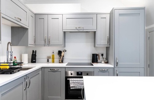 Aberdulais House | 1-min walk to High St, 3-min to Mumbles beach