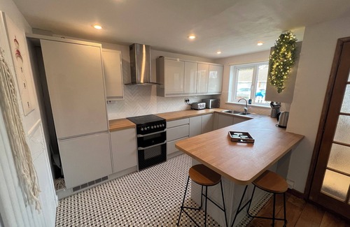 Camber House | 1 min walk to sandy beach! Family friendly home -> Happy Waves ☀️🌊