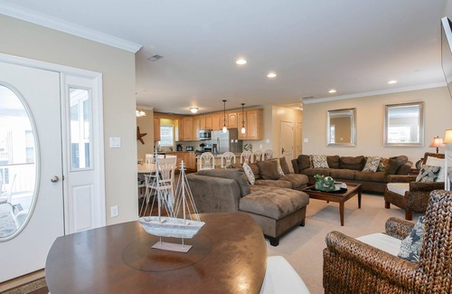 North End House | 1 OF A KIND, SPACIOUS 6+ large bedrooms/5 baths, 3 Floors, ELEVATOR, sleeps 26!