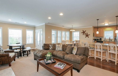 North End House | 1 OF A KIND, SPACIOUS 6+ large bedrooms/5 baths, 3 Floors, ELEVATOR, sleeps 26!