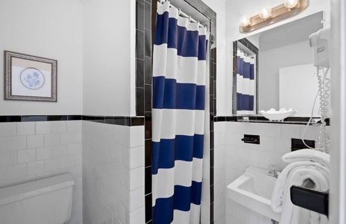 Falmouth Heights Hotel | 1 Queen Bed Suite Close to Beach & Dining