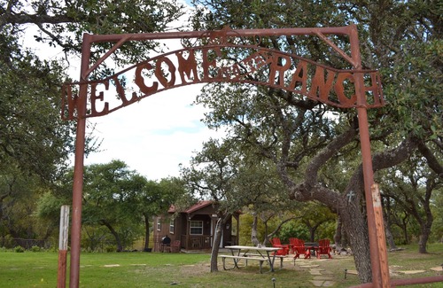 Kerrville Cabin | 1 Room Cabin getaway, quiet country views, wildlife, pet friendly