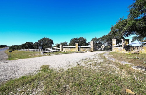 Kerrville Cabin | 1 Room Cabin getaway, quiet country views, wildlife, pet friendly