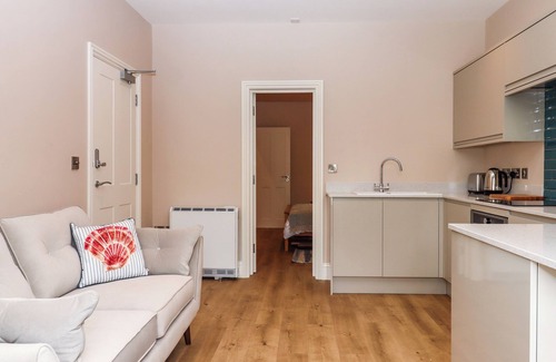 Teignmouth Cottage | 1 SEA OTTER HOUSE, pet friendly in Teignmouth