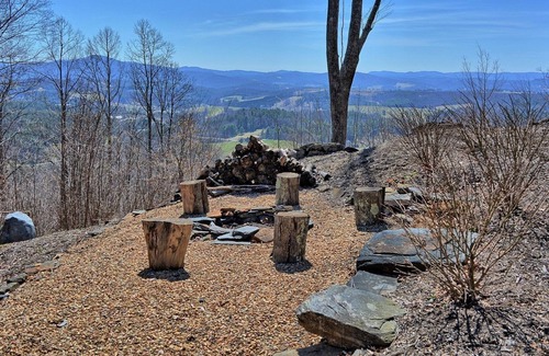 Lansing Cabin | 1 Starry Night-5 BR, 4BA with Stunning Views, Hot Tub, WIFI, AC, Fire Pit