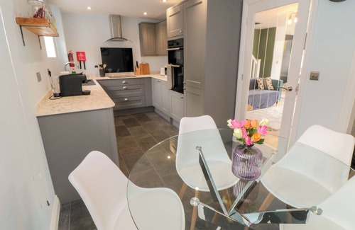 Langtoft Cottage | 1 STAVELEY COTTAGES, pet friendly, with a garden in Great Driffield