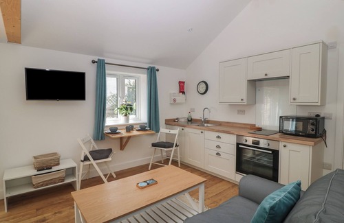 New Forest District Cottage | 1 WELFORD BARNS, pet friendly, with a garden in Fordingbridge