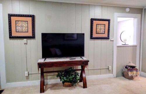 Mid America House | #10-Amazing Three Bedroom Lake House-Pet Friendly