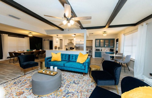 Vance Jackson House | 10' away from Sixflags Stunning Full Family Home w/Movie Theatert