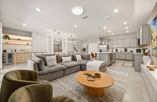 Four Corners House | 10 Bedrooms/8 Bathrooms/Windsor Cay (15770 CC)