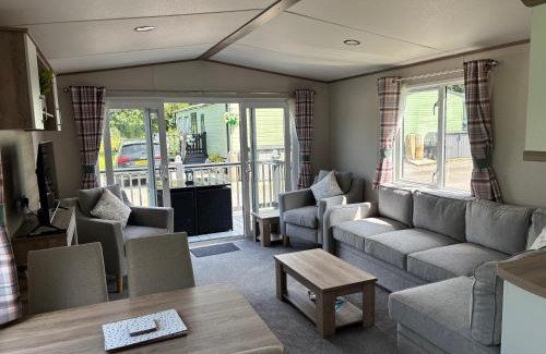 Tewitfield Resort | 10 Borwick Lakes, Carnforth - En suite - King size bed