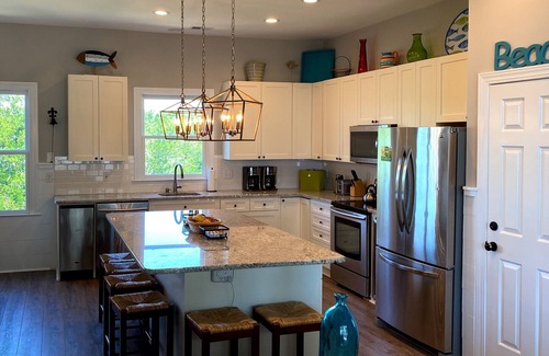 Isle of Palms House | 10 BR & 6 BA-Sleeps 22- recently renovated