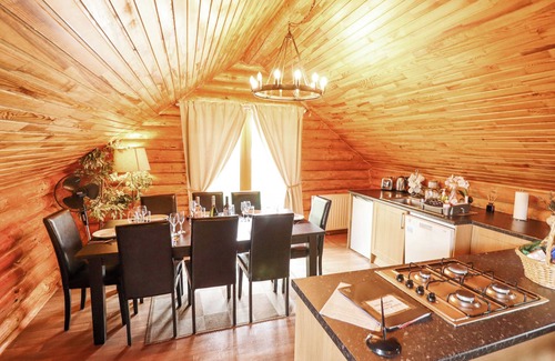 Tattershall Cottage | 10 DUCK LAGOON, pet friendly, with hot tub in Tattershall