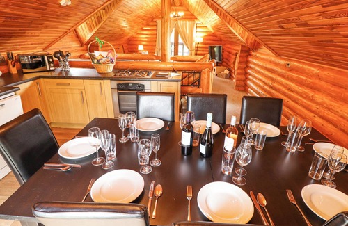 Tattershall Cottage | 10 DUCK LAGOON, pet friendly, with hot tub in Tattershall