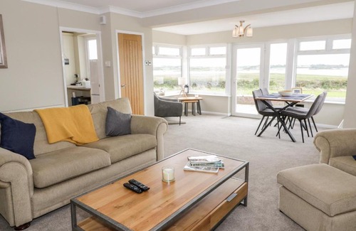 Rhoscolyn House | 10 Heol Bradwen
