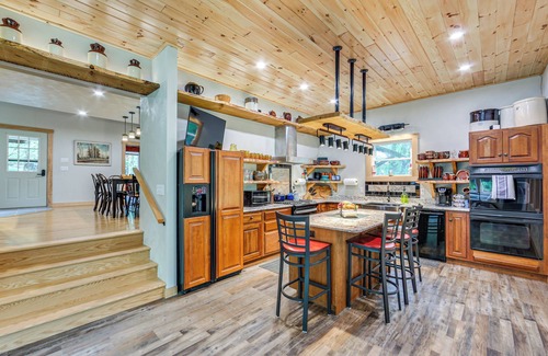 Normalville Cabin | 10 Mi to Mtn Resort: Normalville Cabin w/Balcony!