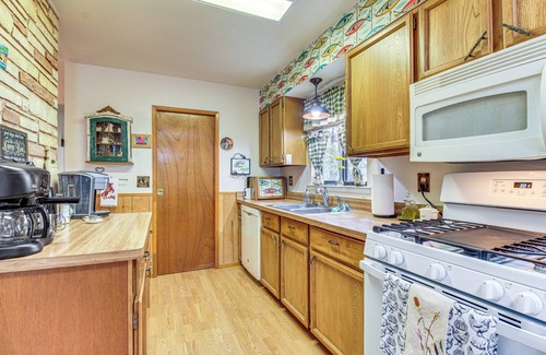 Pinetop-Lakeside Cottage | 10 Mi to Show Low: Pinetop-lakeside Family Cabin!