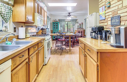 Pinetop-Lakeside Cottage | 10 Mi to Show Low: Pinetop-lakeside Family Cabin!