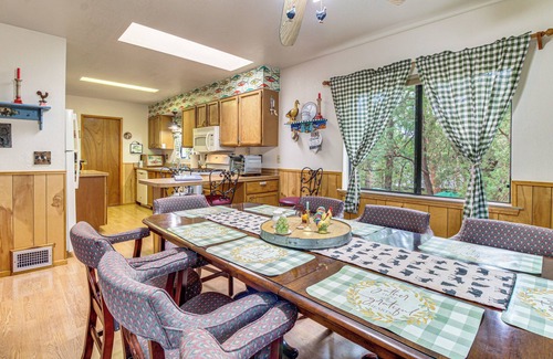 Pinetop-Lakeside Cottage | 10 Mi to Show Low: Pinetop-lakeside Family Cabin!