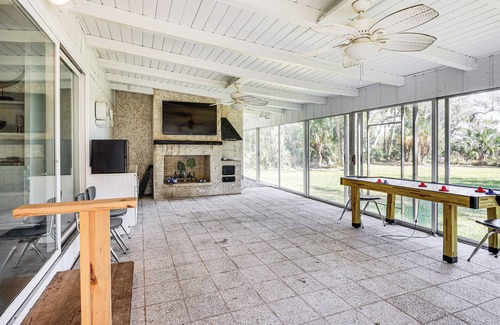 Country Club Estates House | 10 Mi to St Simons Island: Home w/Screened Porch