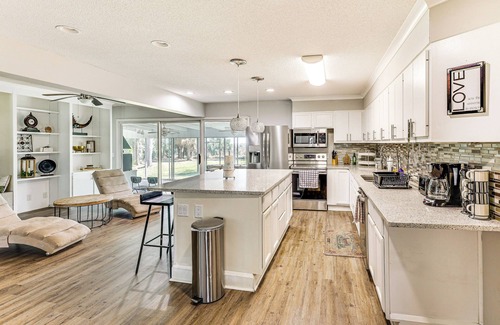 Country Club Estates House | 10 Mi to St Simons Island: Home w/Screened Porch