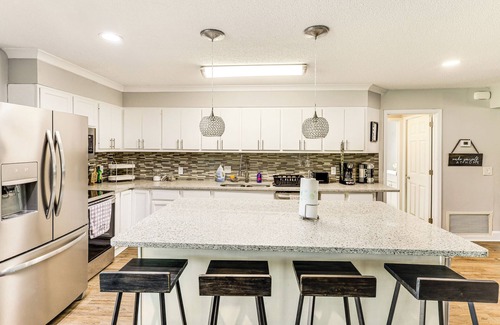 Country Club Estates House | 10 Mi to St Simons Island: Home w/Screened Porch