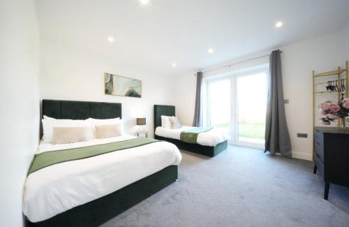 Ashford Apartment | 10 Min Drive to Airport - Free Parking - 15 min Bus ride - EV Charge available