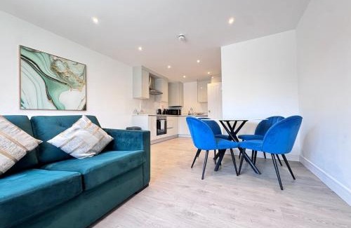 Ashford Apartment | 10 Min Drive to Airport - Free Parking - 15 min Bus ride - EV Charge available