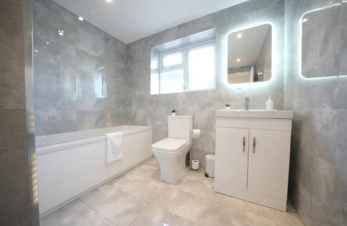 Ashford Apartment | 10 Min Drive to Airport - Free Parking - 15 min Bus ride - EV Charge available