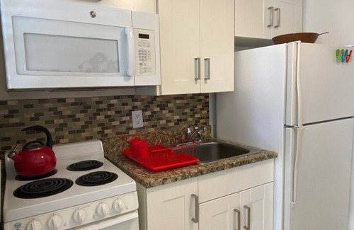 Lake Ridge Apartment | 10 min to Beach, Las Olas, and Wilton Drive