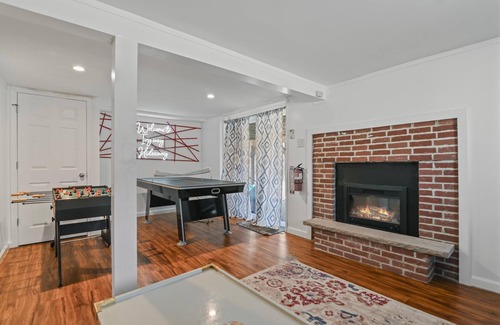 Long Pond House | 10 Min to Kalahari water park Game room,firepit,deck, pool, lake & tennis court!