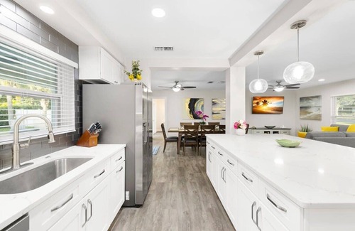 Harbor Bluffs House | 10 Mins to Beach-Heated Pool~Ping Pong+Pool Table