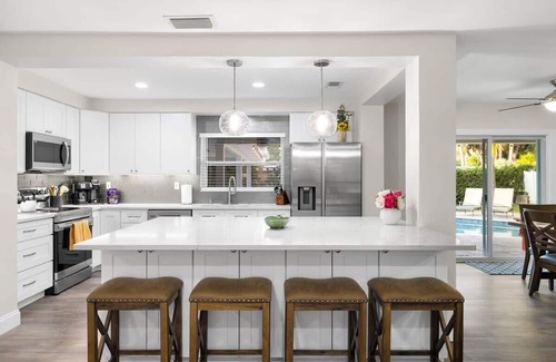 Harbor Bluffs House | 10 Mins to Beach-Heated Pool~Ping Pong+Pool Table