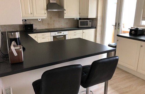 Bournemouth House | 10 mins to Bournemouth Pier with Excellent Wi-Fi.Smart Tv’s. Ample parking.