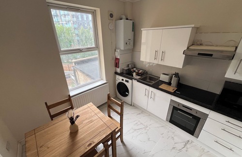 London Borough of Hounslow Apartment | 10 minutes walk from Kew Gardens | Modern 4 bedroom Apartment
