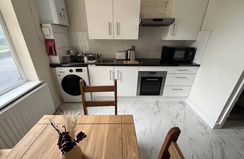 London Borough of Hounslow Apartment | 10 minutes walk from Kew Gardens | Modern 4 bedroom Apartment