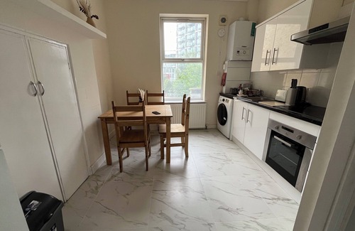 London Borough of Hounslow Apartment | 10 minutes walk from Kew Gardens | Modern 4 bedroom Apartment