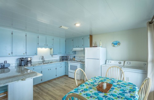 St. George Island Apartment | 10% off remaining fall weeks! Beachfront. 1 bed/1bath.