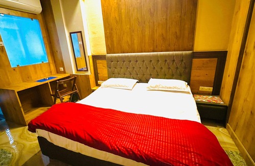 Jaipur District House | 10-room Guest House in charming Jaipur with fitness room, AC, WiFi, TV