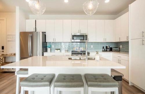 Madeira Beach Apartment | 10 Star Luxury Beach Condo-Anchor Oasis