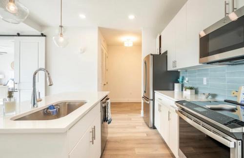 Madeira Beach Apartment | 10 Star Luxury Beach Condo-Anchor Oasis