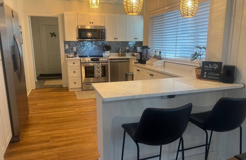 Dunedin Cottage | 1000 Oaks Cottage- 3 Bed/2 Bath with Hot Tub & short walk to Downtown Dunedin
